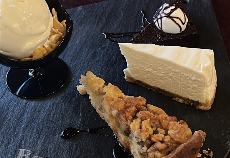 3種のケーキとアイスの「よくばりプレート」